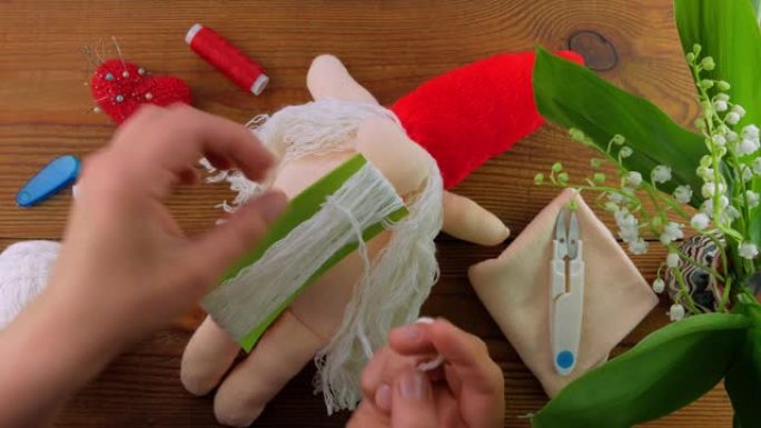 斯堪的纳维亚侏儒制作一步一步手工教程木制背景。自制织物瑞典圣诞装饰DIY。爱好软缝合毛绒玩具长胡须红
