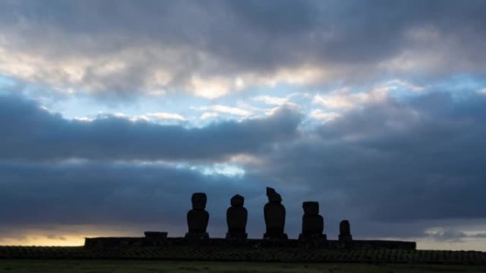 日落时的阿胡塔海。智利复活节岛拉帕努伊海岸的Timelapse古摩艾雕像