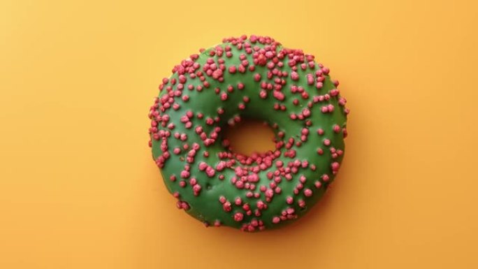 顶视图新鲜甜点覆盖着釉面绿色巧克力旋转隔离。4k龙红相机