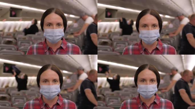 旅行者旅游女子戴着口罩坐飞机看相机。病毒疫情。冠状病毒新型冠状病毒肺炎检疫旅客旅行大流行概念。旅游航