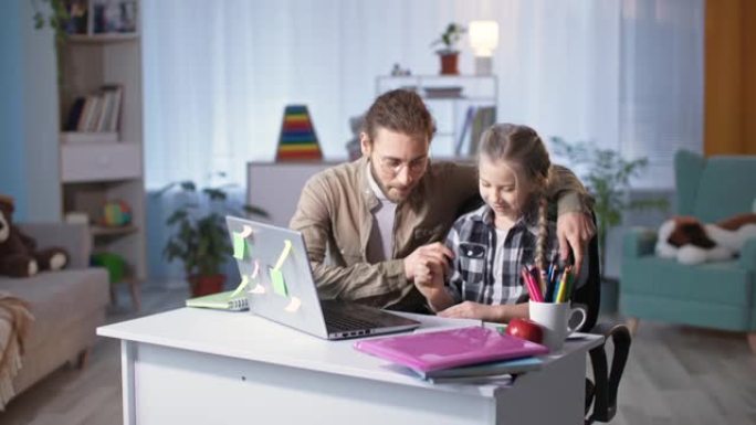 在家上学，快乐的父亲通过视频链接帮助女学生在网上上课期间与老师一起做作业坐在房间的笔记本电脑上
