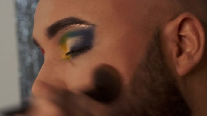 一名男性化妆师在脸颊上涂抹轮廓粉的4k视频片段