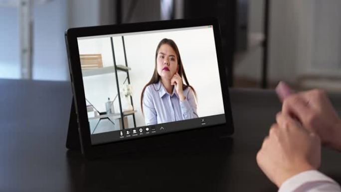 视频会议虚拟聊天女同事平板