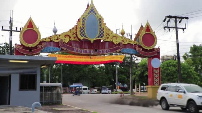 五颜六色的迎宾门入口进入泰国普吉国际机场。