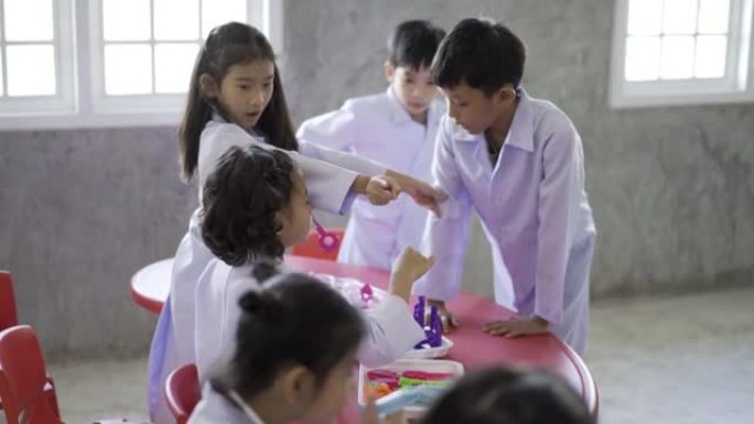 童年的学生和朋友在学校课堂上扮演医生