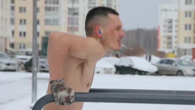 肌肉发达的人在冬季在运动场上赤裸上身训练
