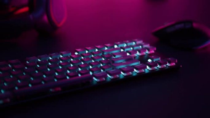 游戏键盘与彩色呼吸背光RGB颜色完美体验。
