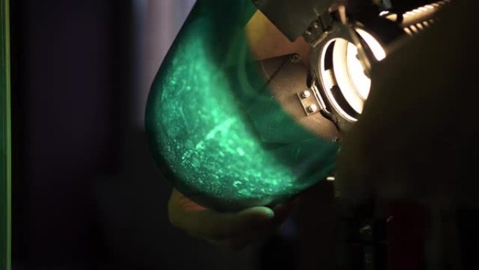 照明器将绿色凝胶滤光片放在金属光幕上