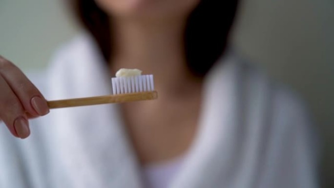 女人正在挤牙膏和清洁牙齿。