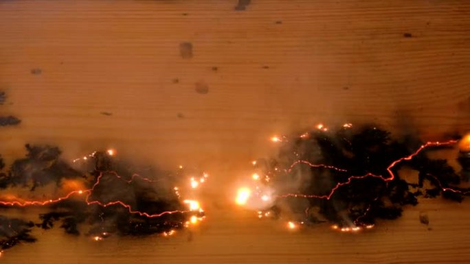 利希滕贝格分形木材燃烧。两条线连接在板的中间