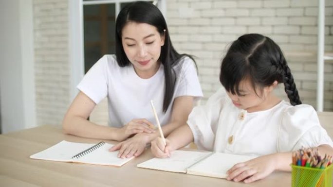 母亲向孩子解释作业，在家学习