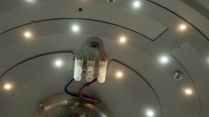 天花板上带遥控器的开放式发光二极管吸顶灯