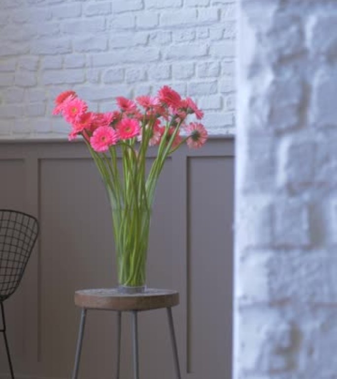 现代家居风格设计和餐桌花瓶花