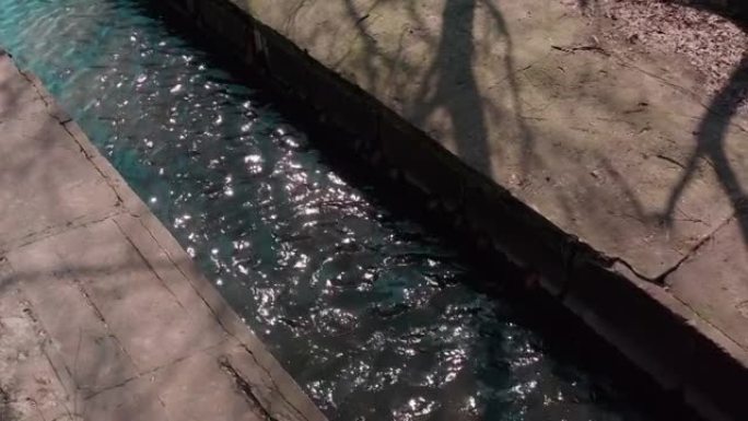 这条河，在城市的一个混凝土水库中流动。