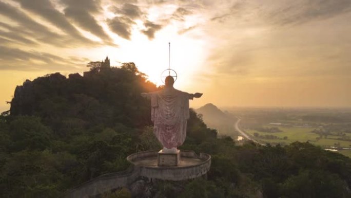空中无人驾驶飞机飞越泰国山上美丽的寺庙