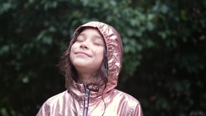 特写女孩用湿头发看着大自然的雨的肖像