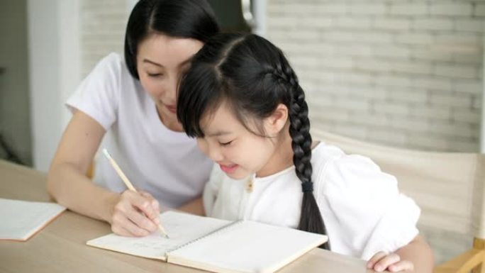 年轻的母亲给她的孩子，单身母亲教家庭作业