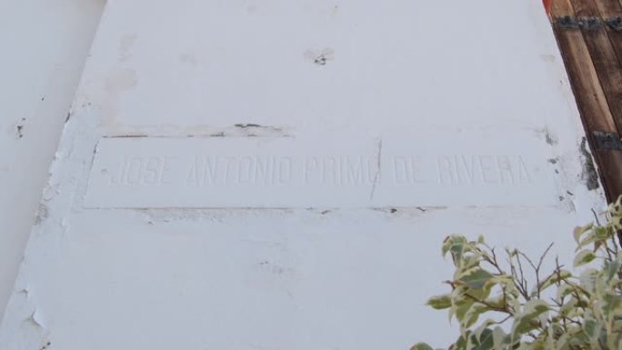 何塞·安东尼奥·里维拉的纪念牌匾，西班牙科马雷斯一所教堂