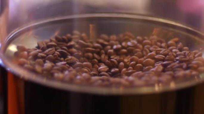 咖啡豆流入研磨机，采用特定的聚焦技术拍摄。