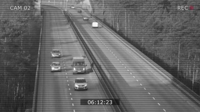 在森林中行驶高速公路立交桥的汽车的闭路电视安全摄像机视图