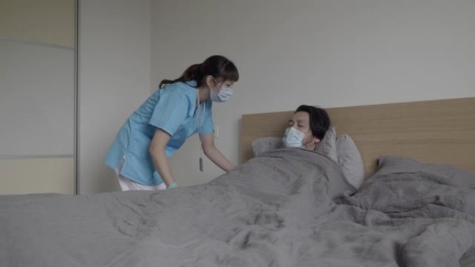 亚裔医护人员在家照顾病患躺在病床上