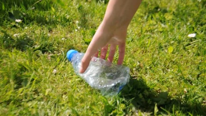 在公园清洁塑料瓶的人
