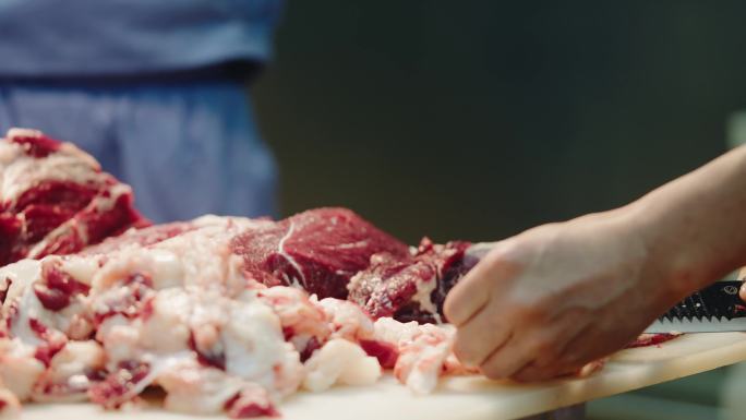 3分钟工人处理牛肉切割肉类慢镜头4k