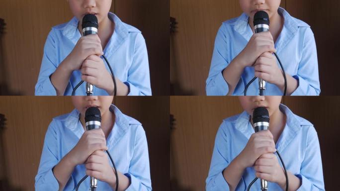 一个男孩在房间里唱歌成为歌手。