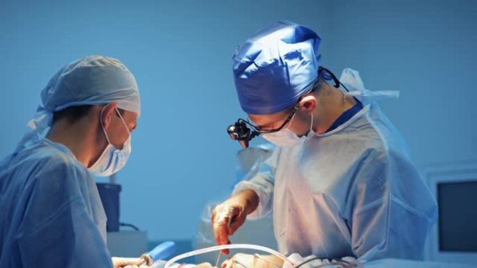 诊所内部设有手术台，灯具和超现代设备，技术，高科技内饰，医学概念。神经外科手术。