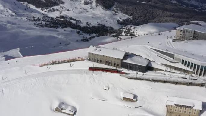 Eigergletscher的Jungfraubahn火车站的鸟瞰图