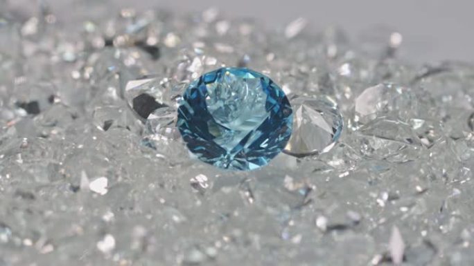 一堆白钻上的海蓝宝石钻石。