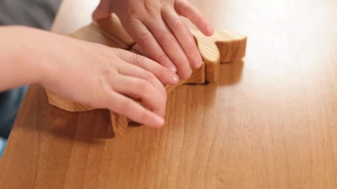 儿童手玩木制拼图使用生态材料触觉教学法。