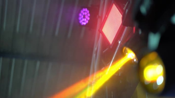 夜场音乐会上的七彩灯发光二极管，用于娱乐的多色抽象箱灯，舞台表演上的聚光灯，活动上的红色紫色和橙色明