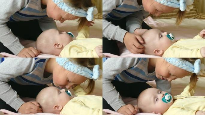 男孩玩婴儿幼儿、照顾、妹妹、