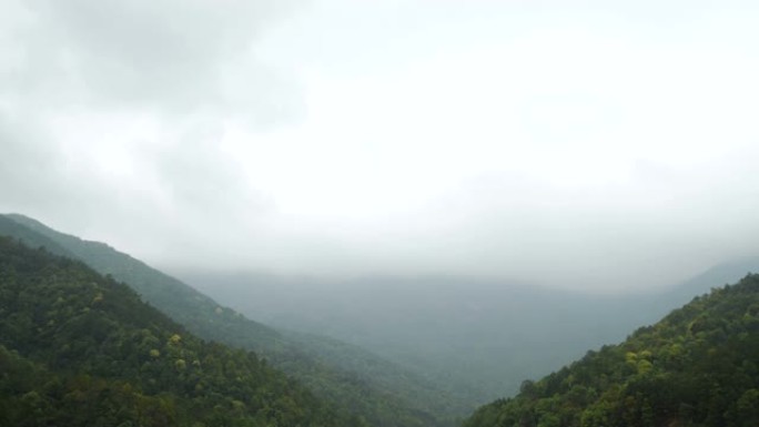 云层漂浮在山脉上方