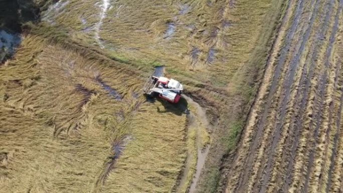 联合收割机正在接货。arial view