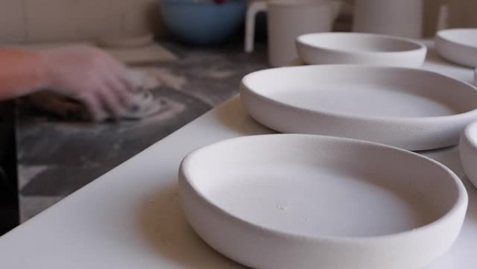 打磨陶瓷板。