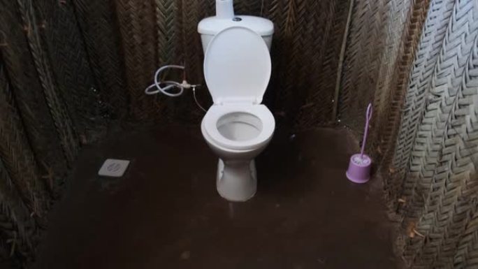 非洲草屋的厕所，桑给巴尔村小茅草屋的浴室