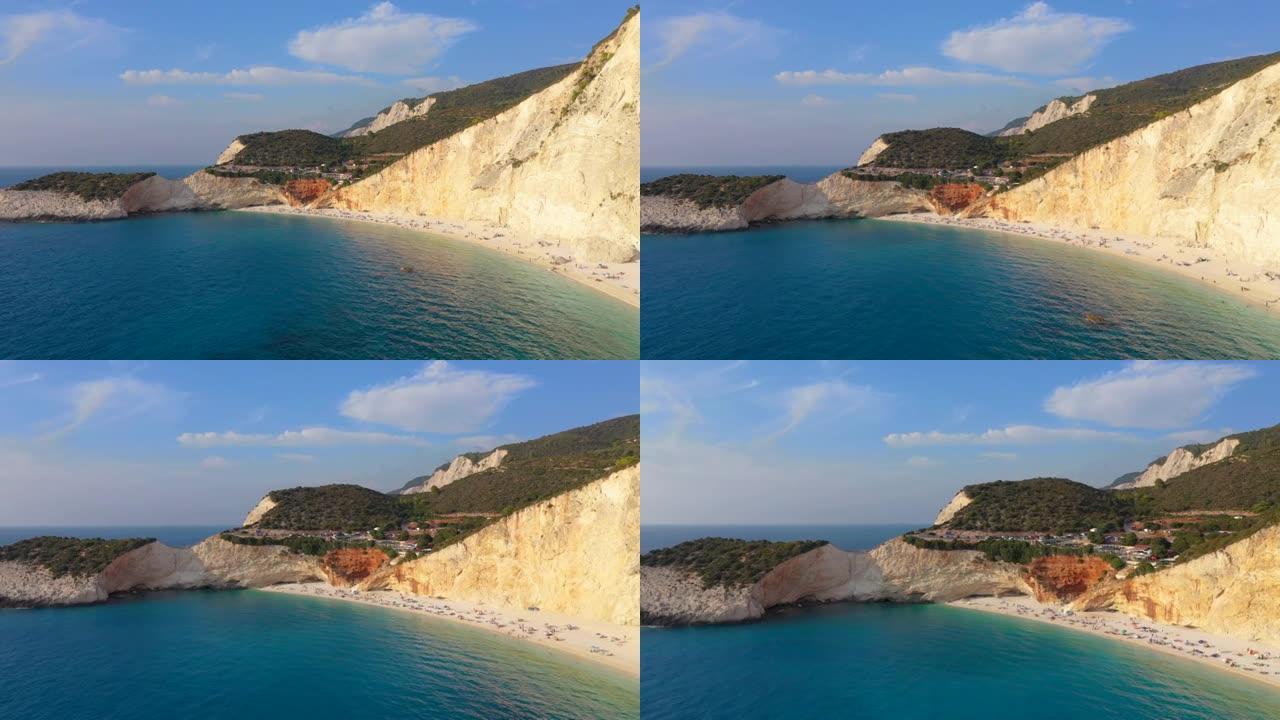 绿松石海滩的无人驾驶飞机视图，带岩石海景