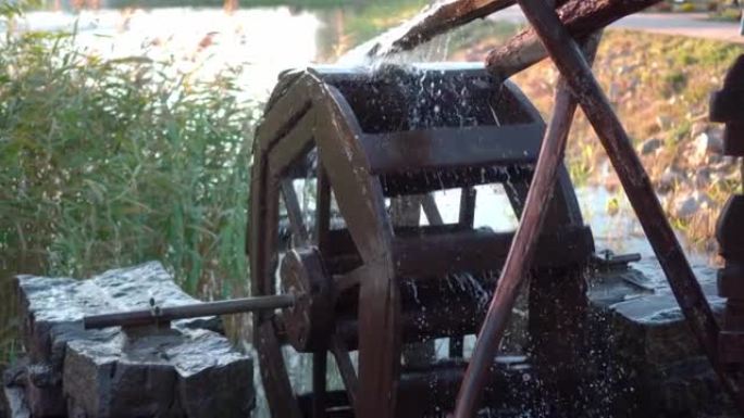 带旋转轮的旧木制水磨