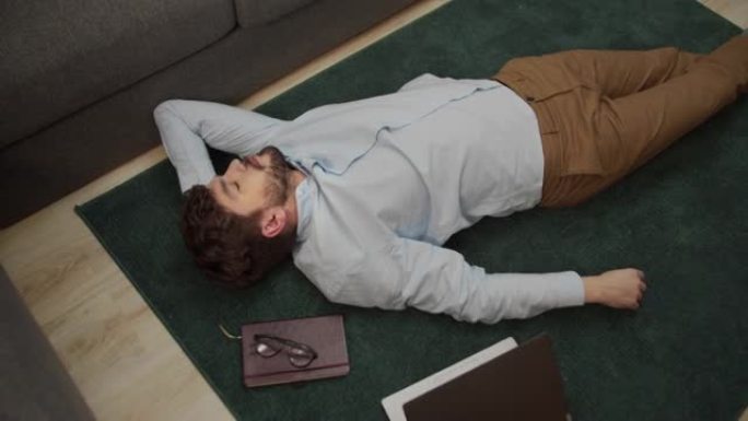 一名欧洲男子躺在地板上小睡