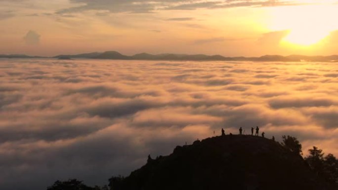 风景优美的空中无人机俯视图山脉美丽的日出雨林日出时有雾和薄雾，乐山，萨道，宋卡