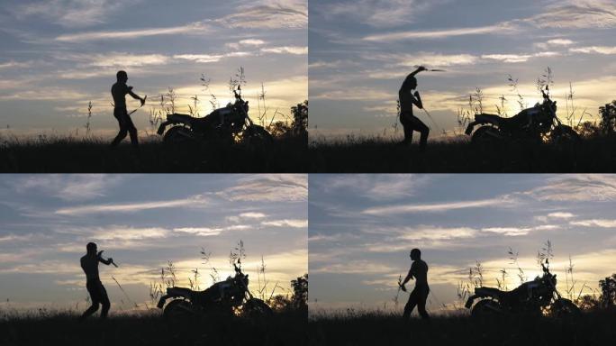 男子在日落时用双节棍锻炼