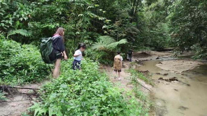 亚洲华人朋友和家人在马来西亚万挠森林坦普尔公园徒步旅行