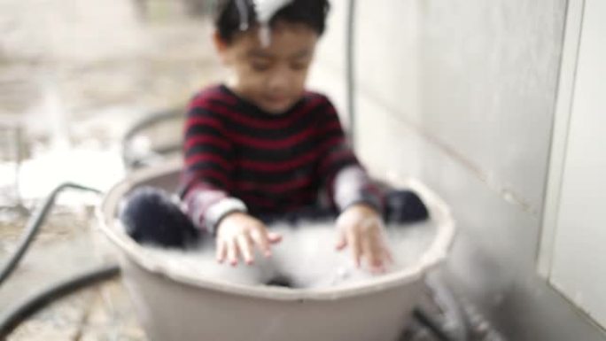 男孩在大浴缸里玩水