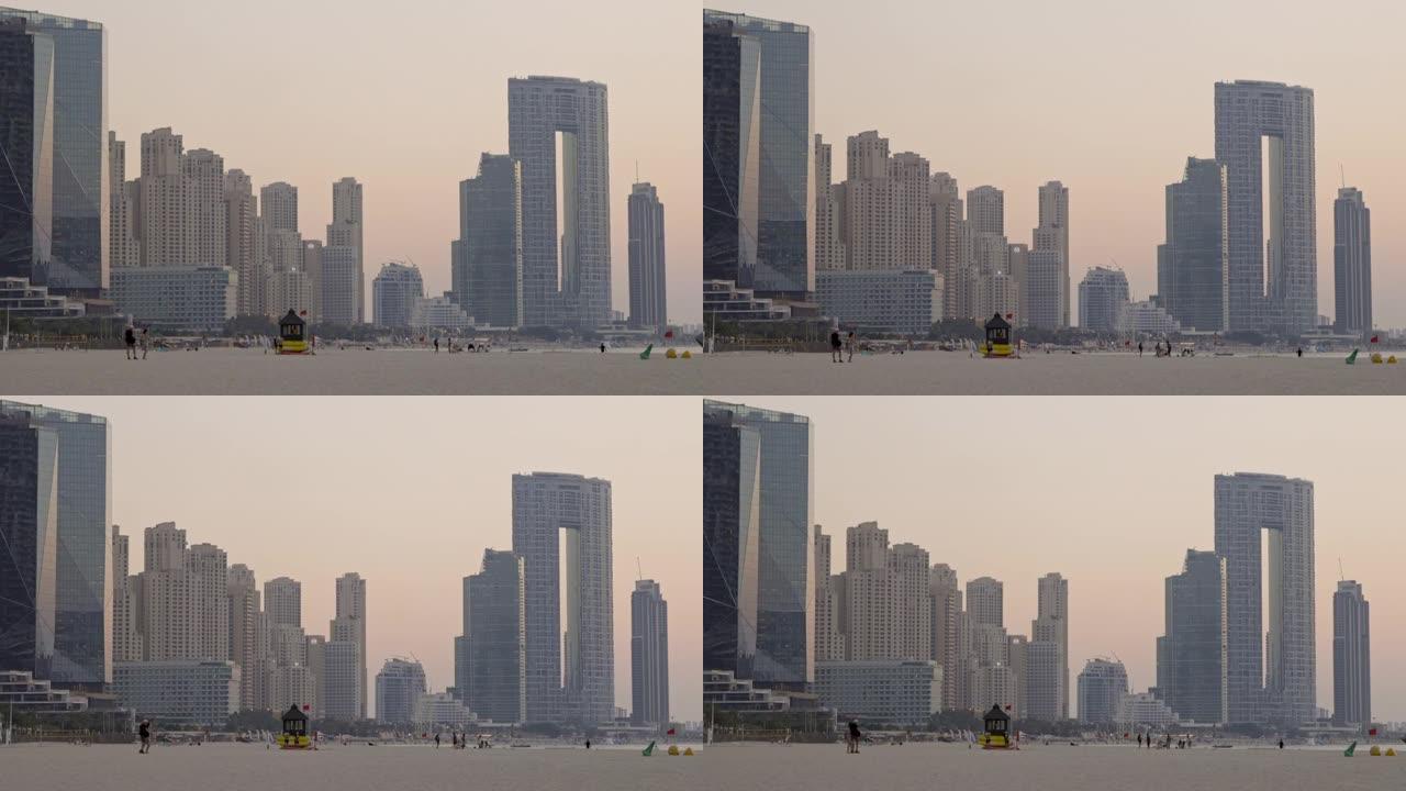 迪拜美丽的天际线。2020年12月25日。人们在海滩上散步。