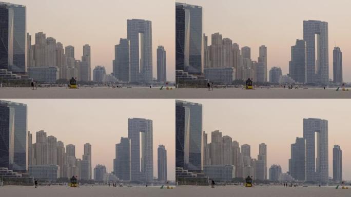 迪拜美丽的天际线。2020年12月25日。人们在海滩上散步。