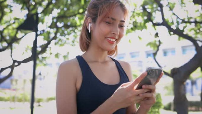 女人在晨跑时检查电话