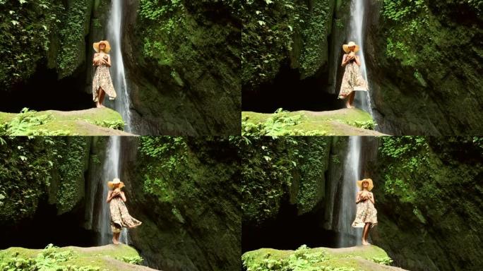 热带瀑布背景下的女模特快乐性感