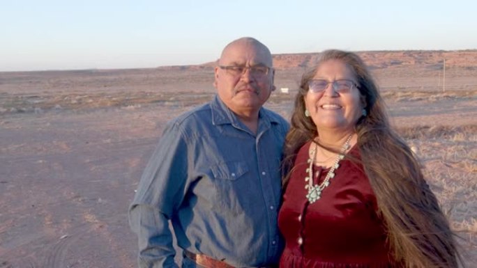 快乐，微笑的美国原住民丈夫和妻子在犹他州纪念碑谷的家附近，视频剪辑
